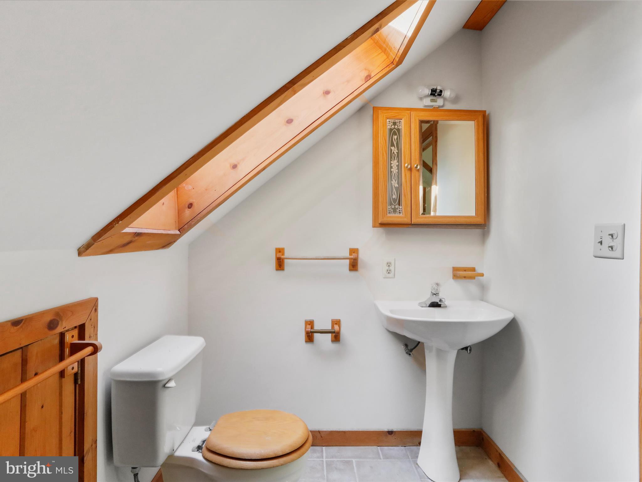 COLONIAL VILLAGE - Residential