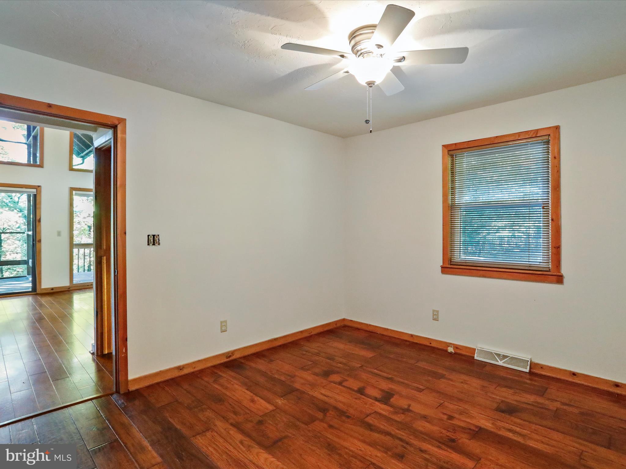 COLONIAL VILLAGE - Residential