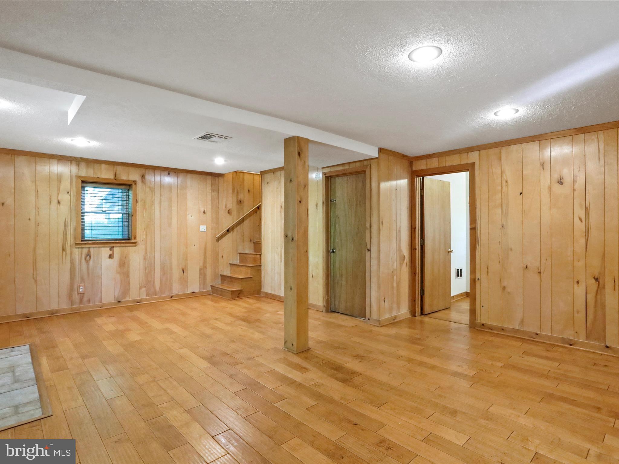 COLONIAL VILLAGE - Residential