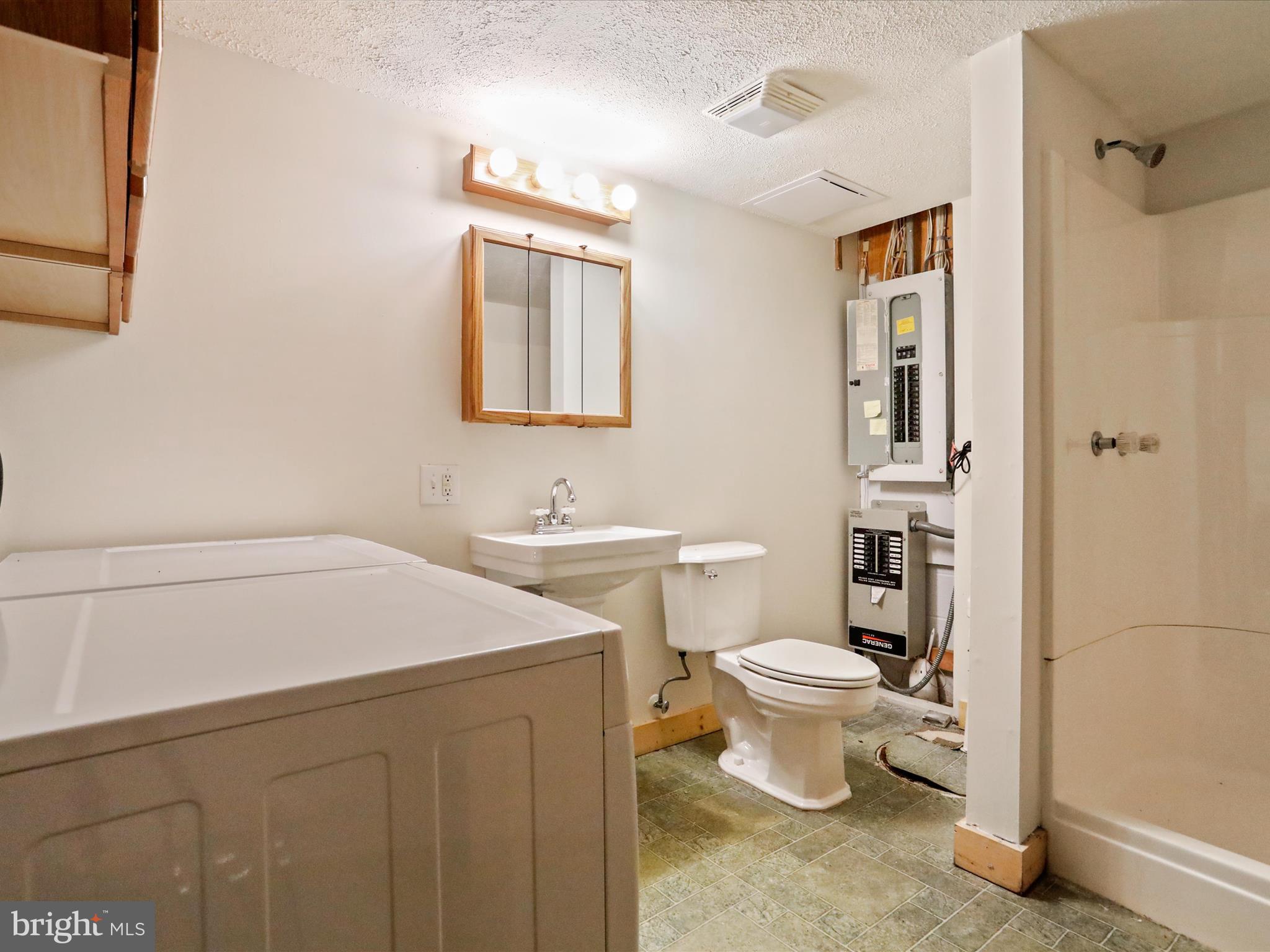 COLONIAL VILLAGE - Residential