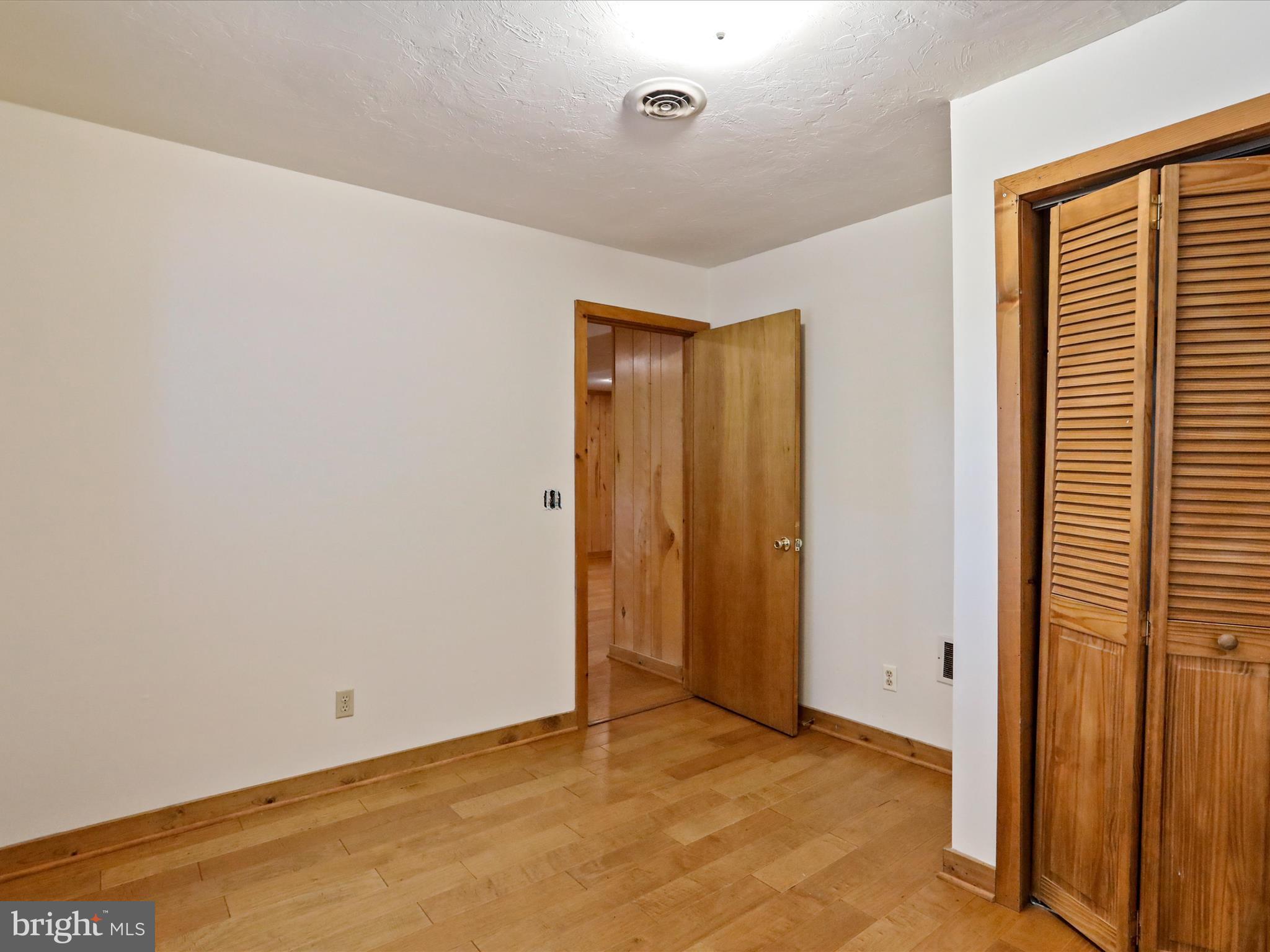 COLONIAL VILLAGE - Residential