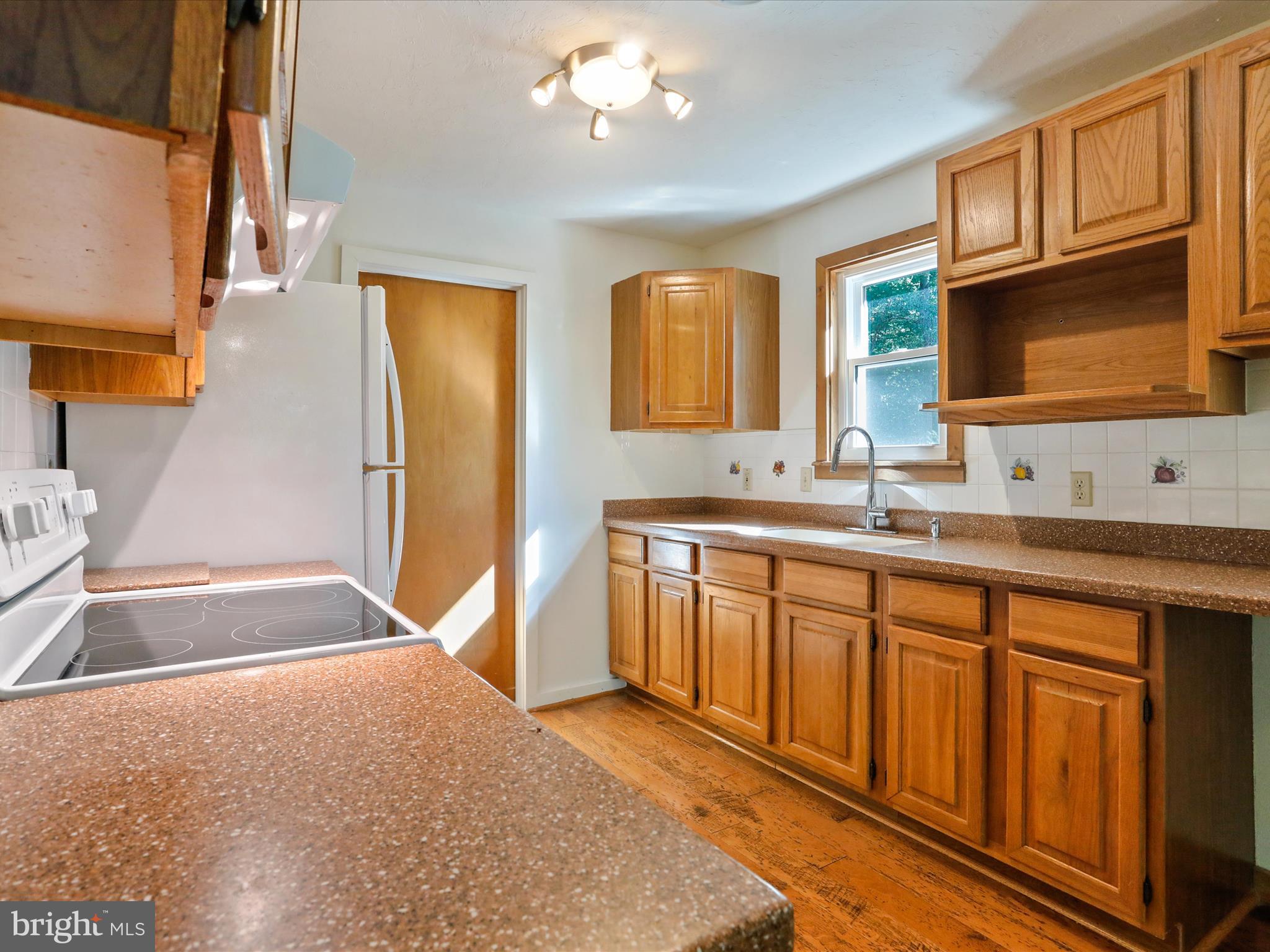 COLONIAL VILLAGE - Residential