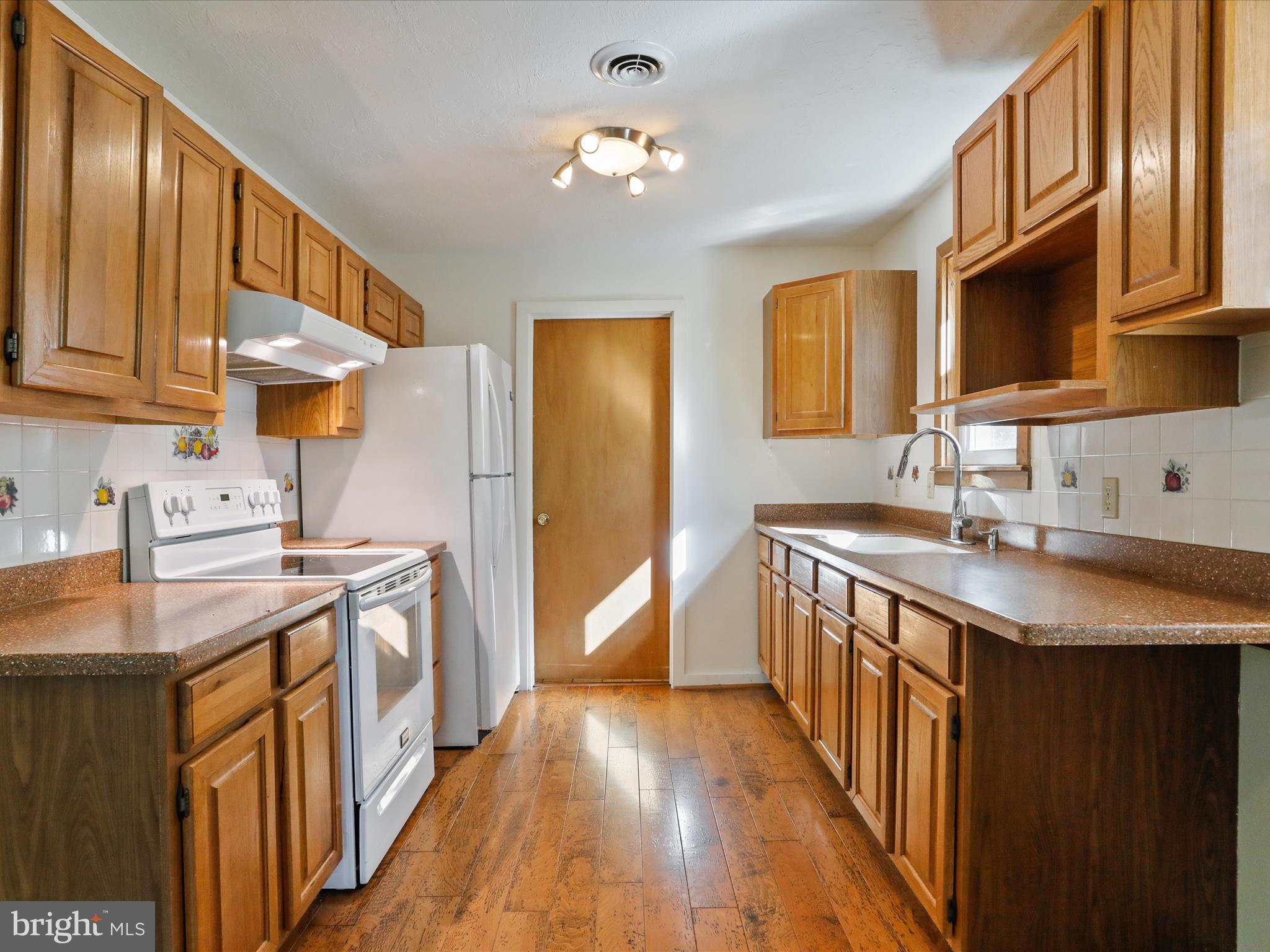 COLONIAL VILLAGE - Residential