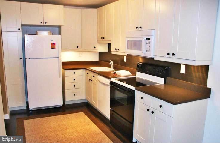 VILLAGE OF OAKLAND MILLS - Residential Lease