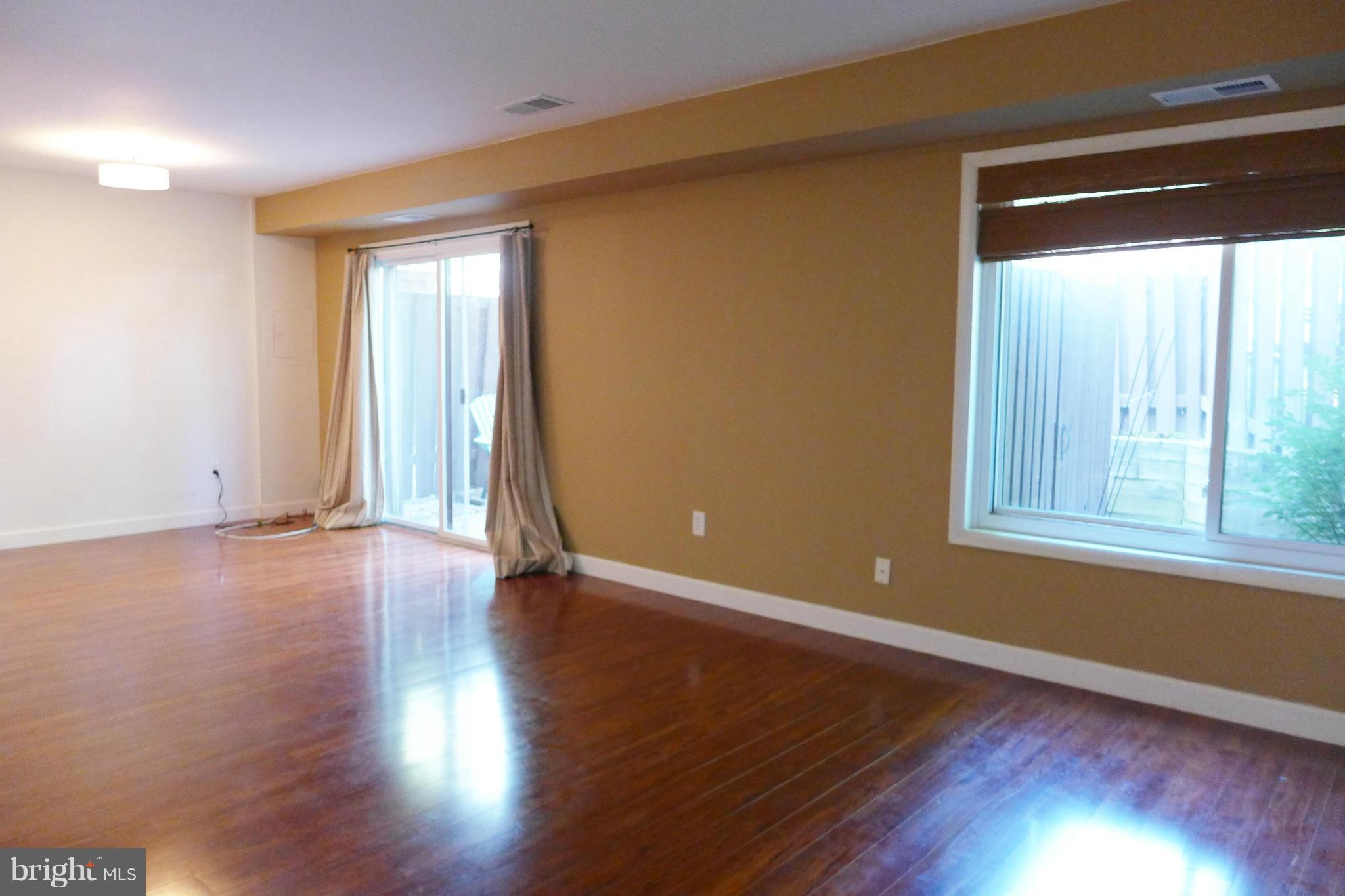 VILLAGE OF OAKLAND MILLS - Residential Lease