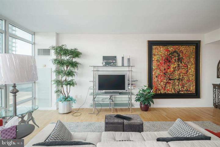 WATERFRONT SQUARE - Residential