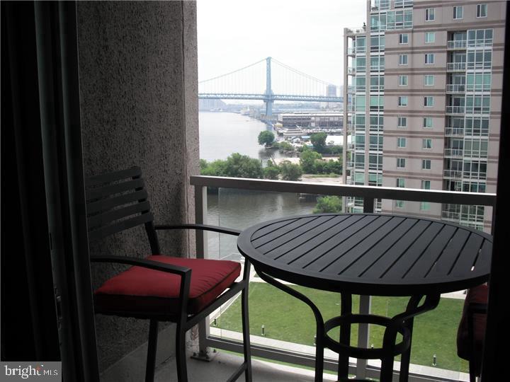 WATERFRONT SQUARE - Residential