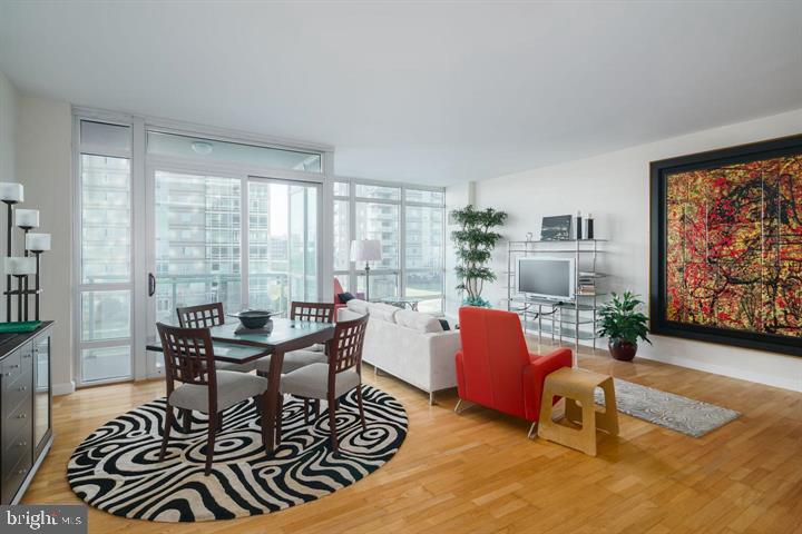 WATERFRONT SQUARE - Residential