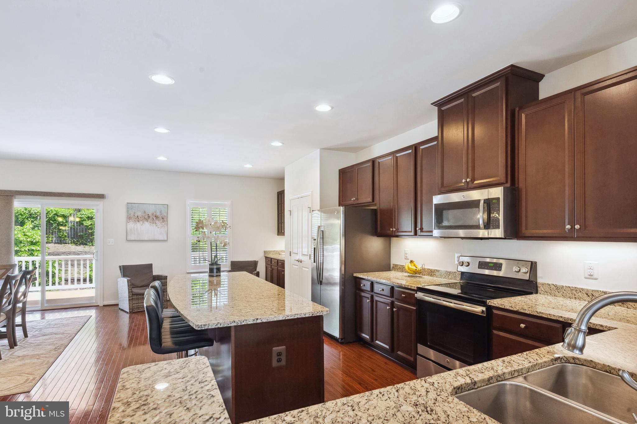 FEATHERSTONE STATION - Residential