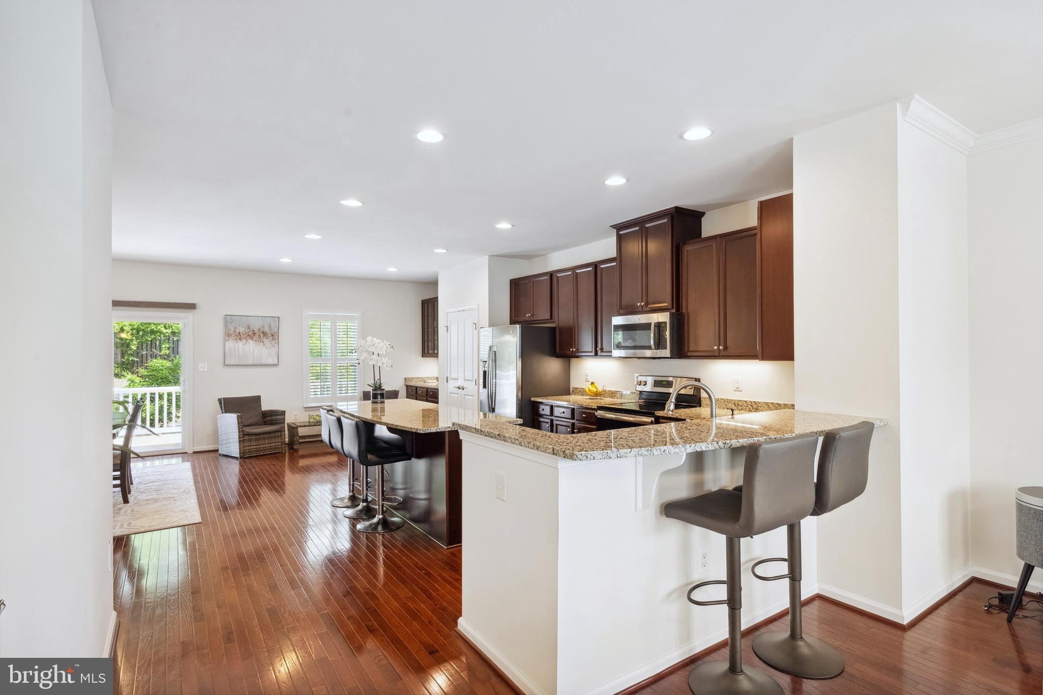 FEATHERSTONE STATION - Residential