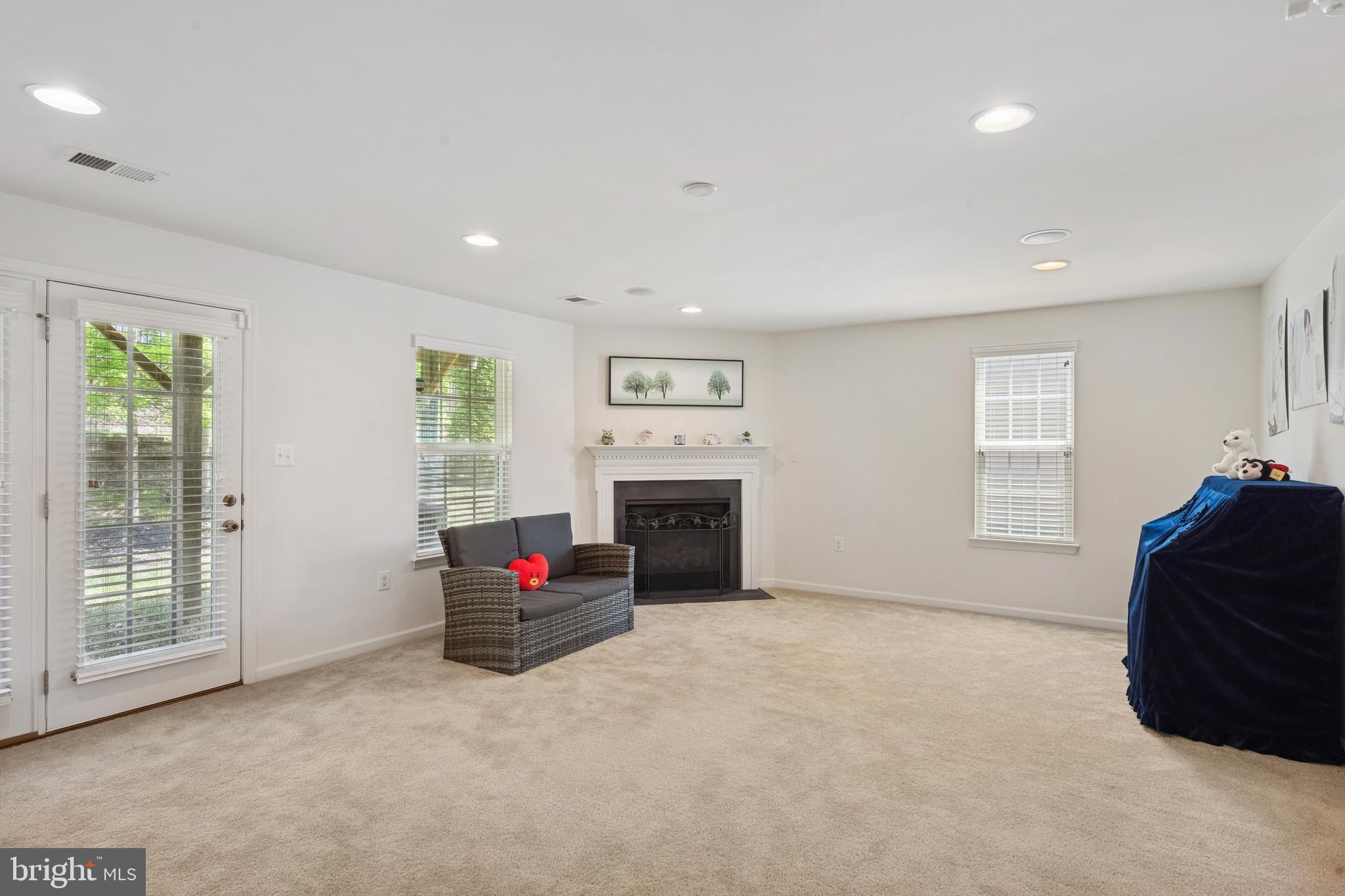 FEATHERSTONE STATION - Residential