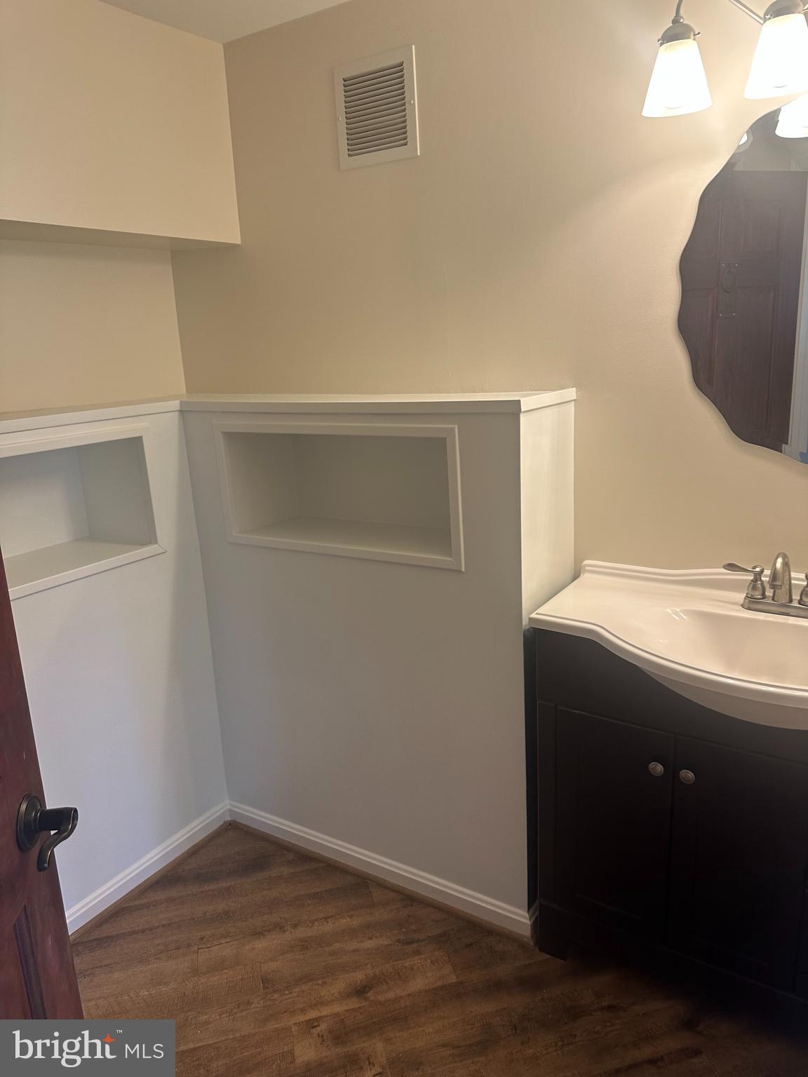 GREENWICH HILL - Residential Lease