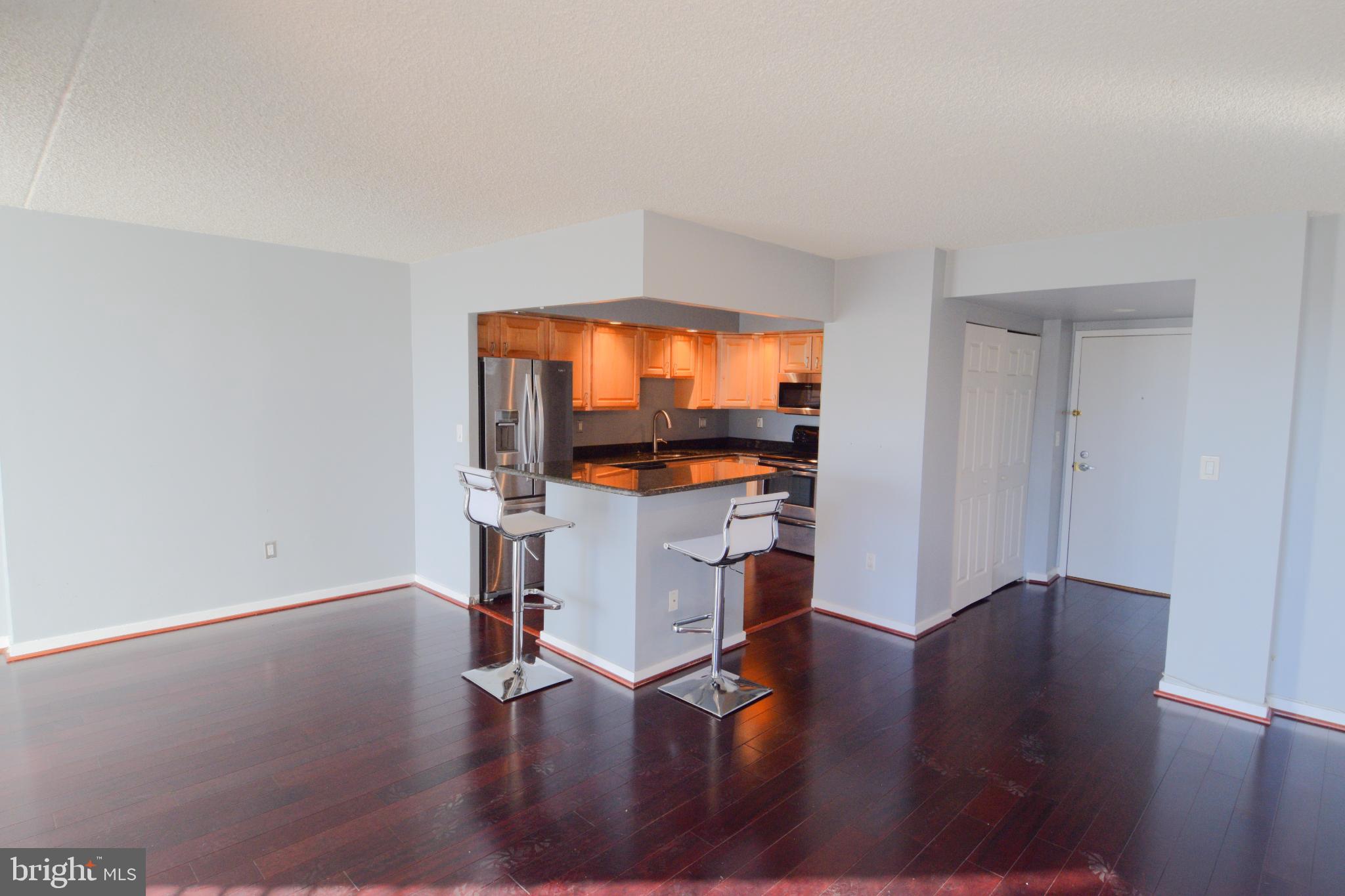 QUEEN VILLAGE - Residential