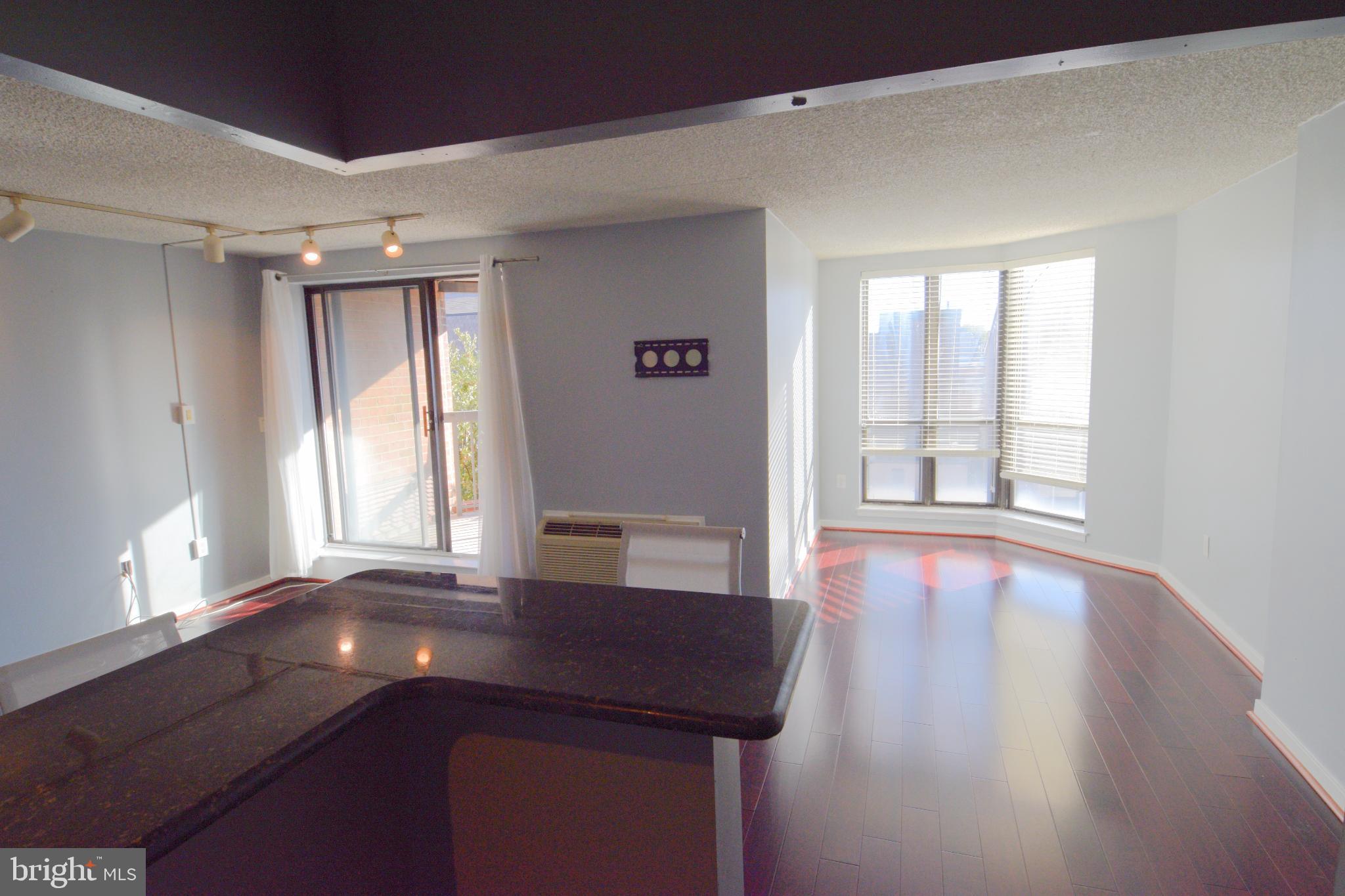 QUEEN VILLAGE - Residential