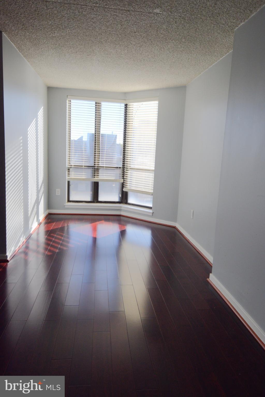 QUEEN VILLAGE - Residential