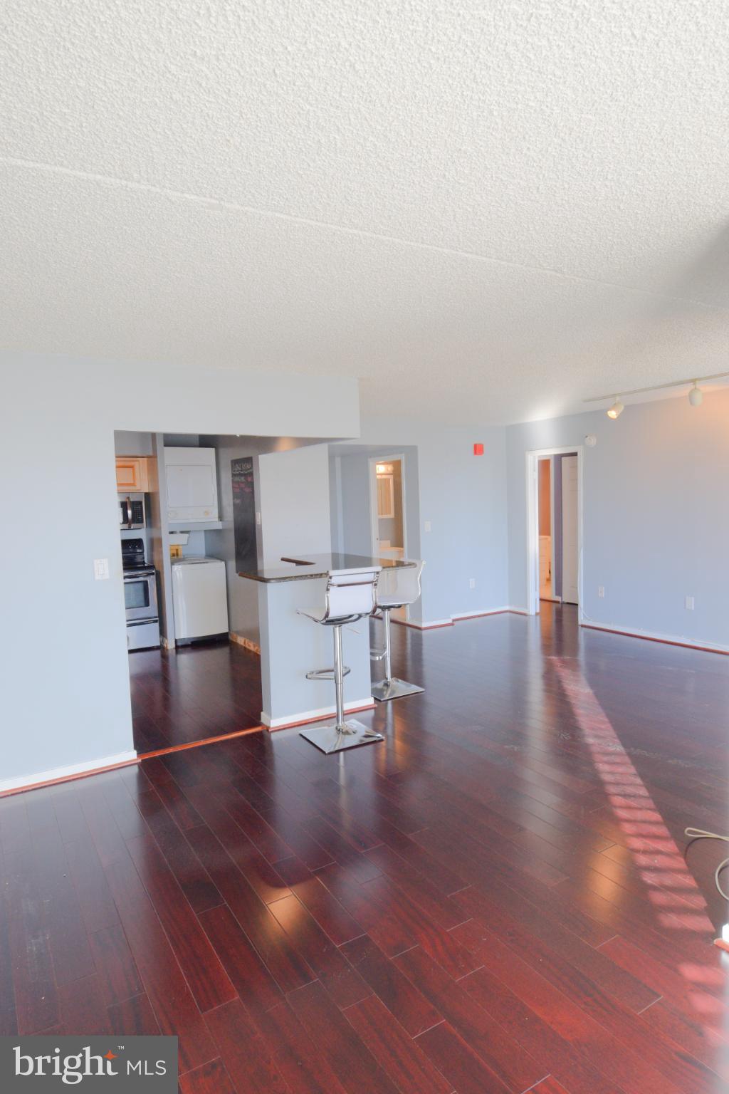 QUEEN VILLAGE - Residential