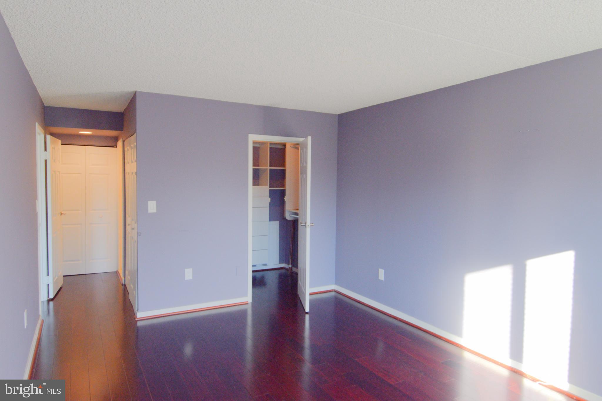 QUEEN VILLAGE - Residential