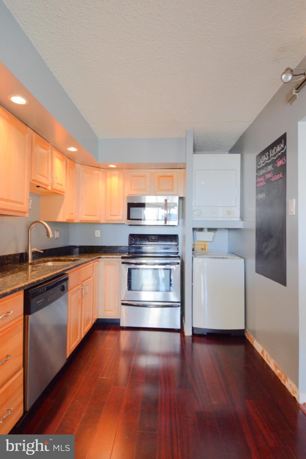 QUEEN VILLAGE - Residential