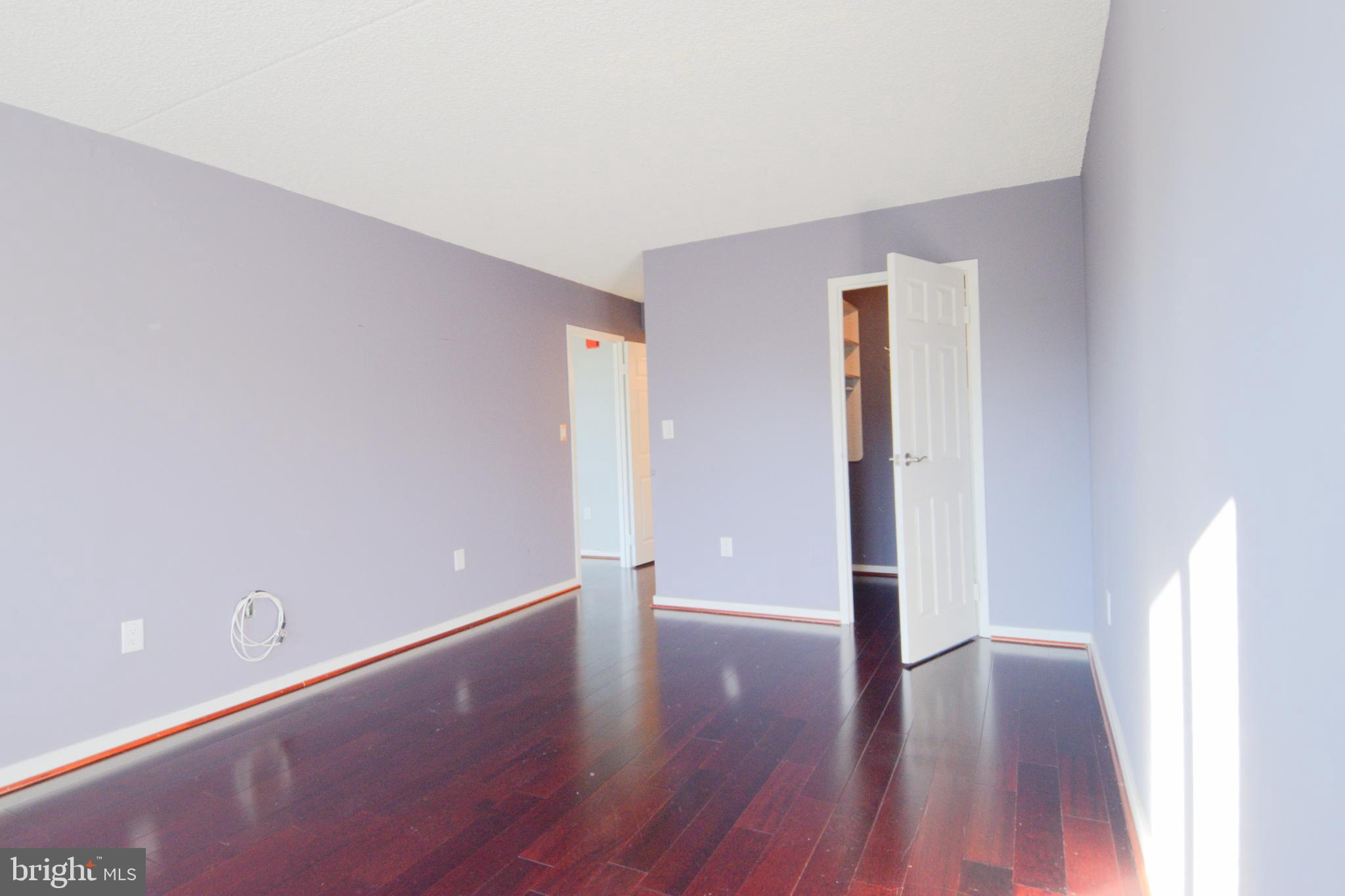 QUEEN VILLAGE - Residential