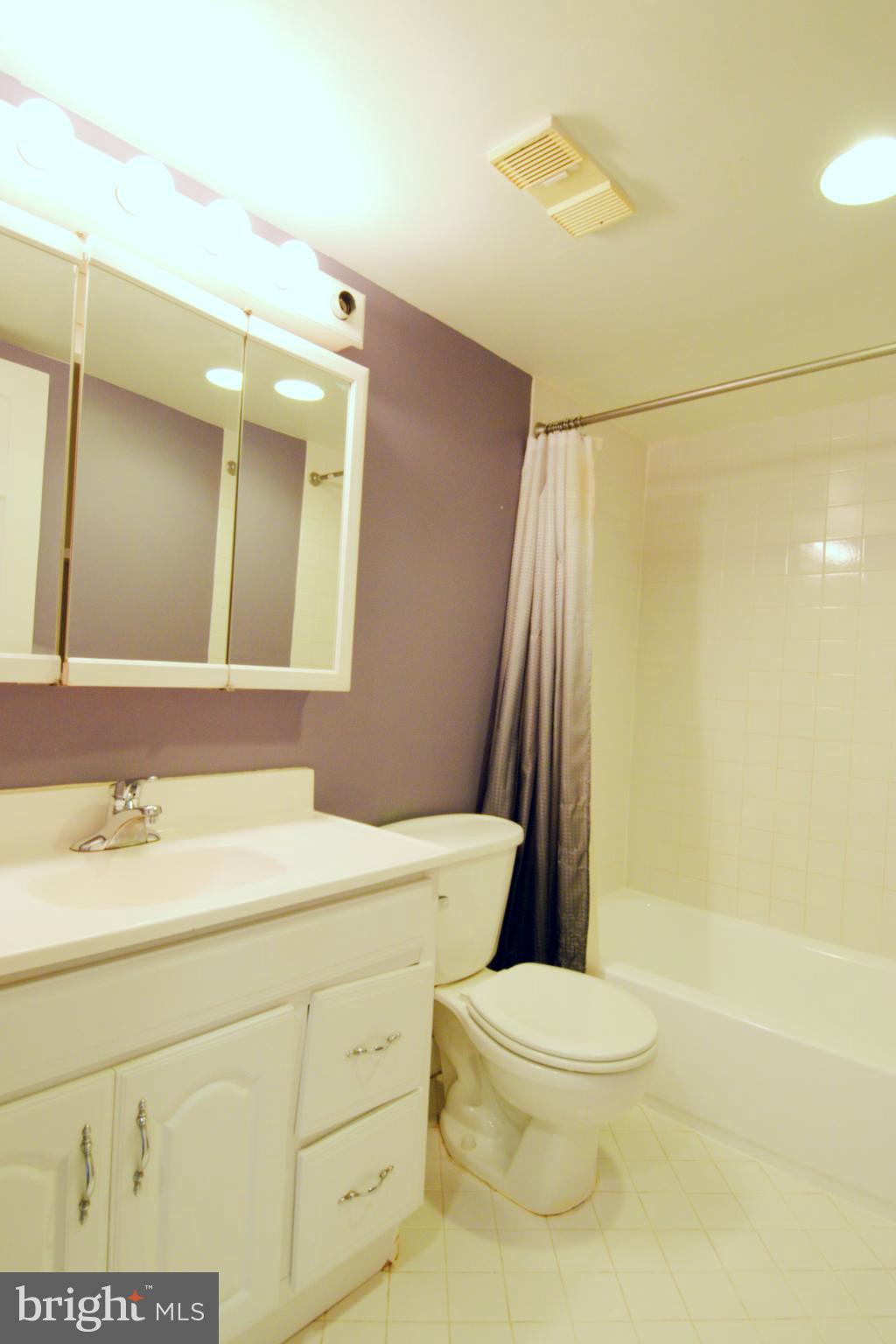 QUEEN VILLAGE - Residential