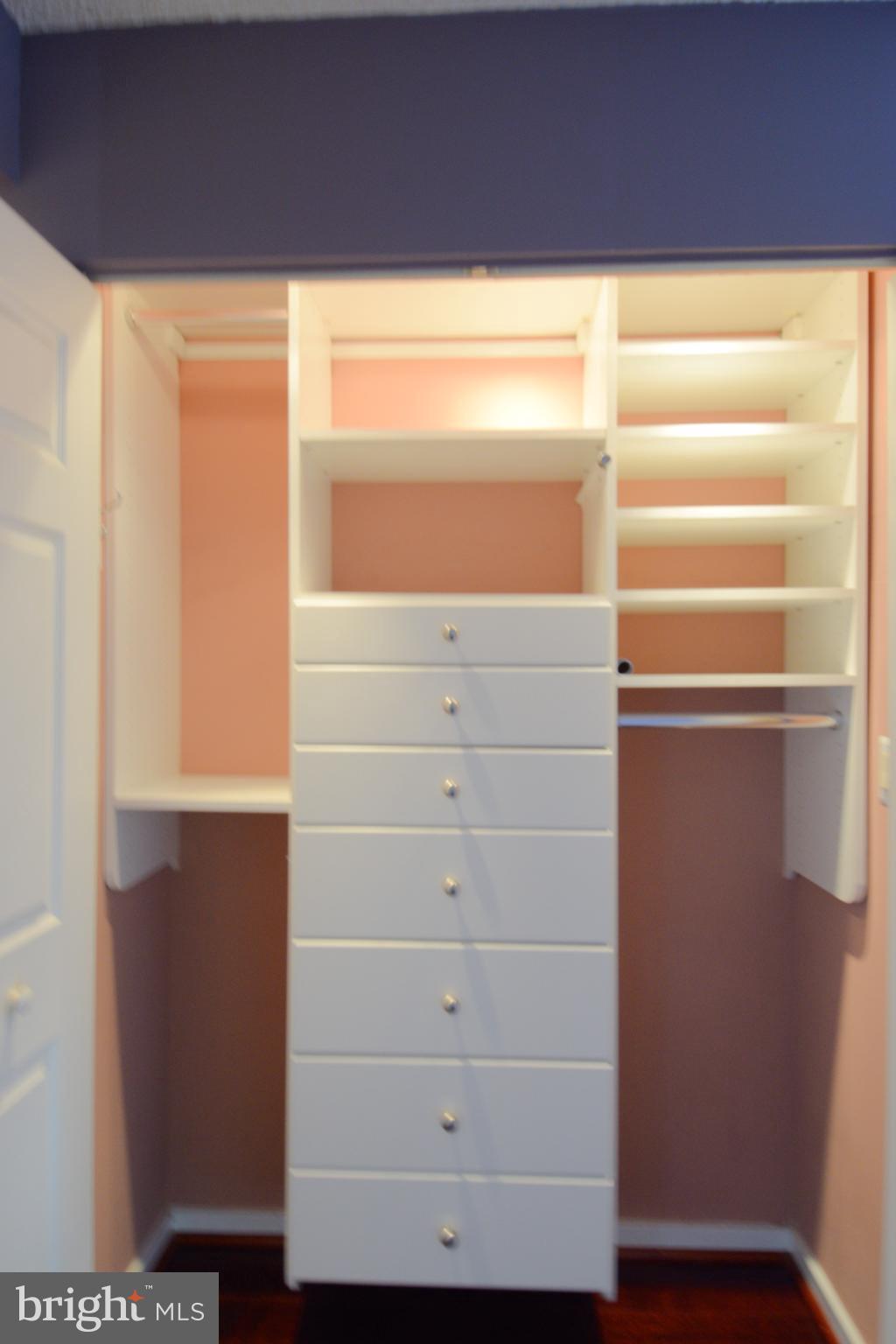 QUEEN VILLAGE - Residential