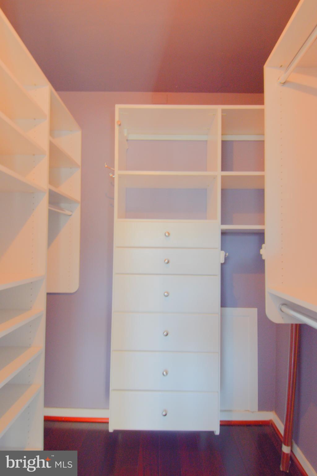 QUEEN VILLAGE - Residential