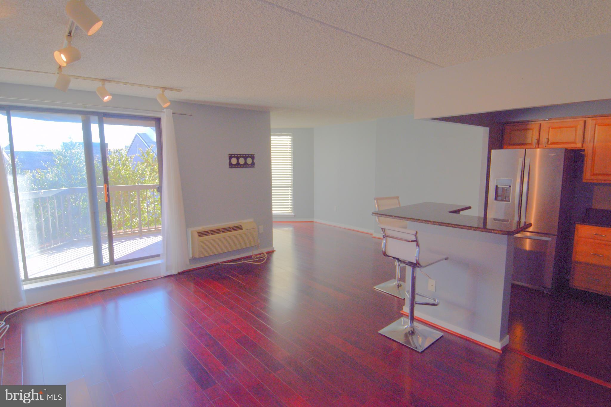 QUEEN VILLAGE - Residential