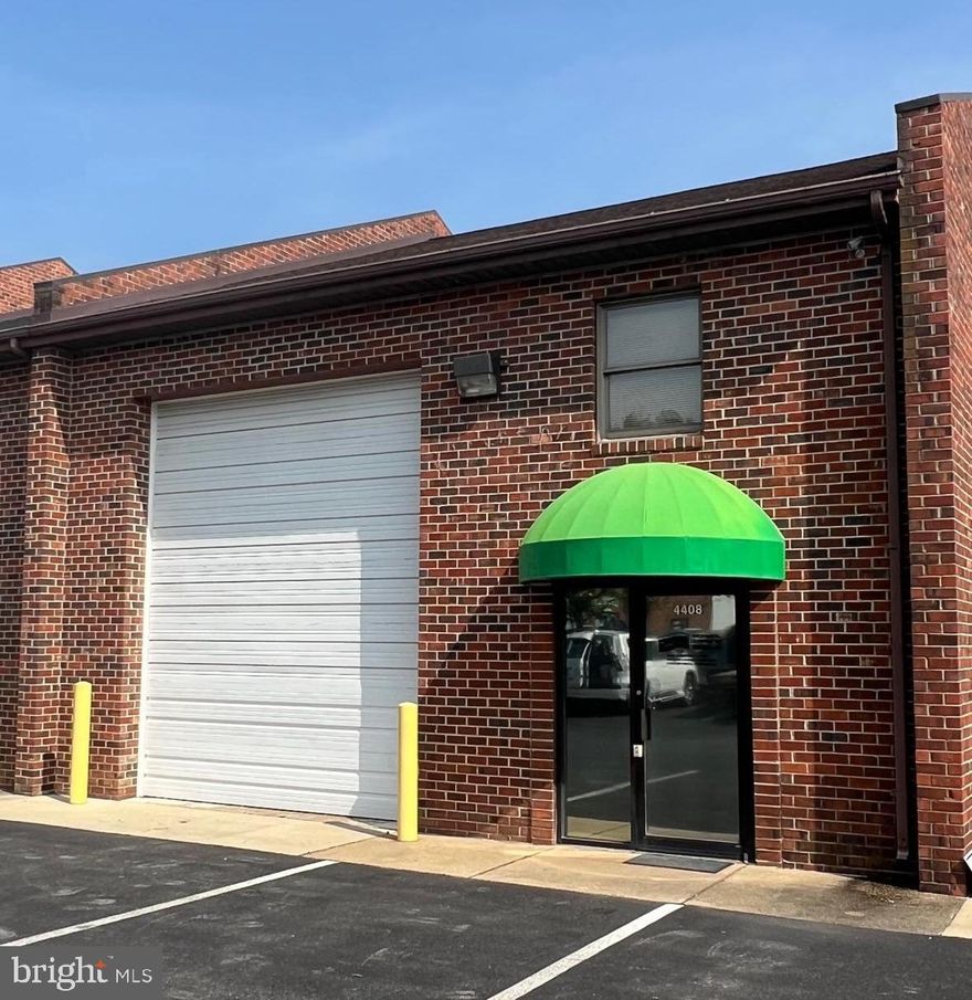 Ideal flex/warehouse. Drive in / Drive out capability.. Unit includes lower office and private climate-controlled 2nd floor office suite. Hi-bay warehouse with plenty of storage area.
Rear fenced storage lot with drive in ingress/egress.
Uses to include WAREHOUSE, HVAC , PLUMBING AND ELECTRICAL CONTRACTORS.
Church, Automotive and Event Hall usage "IS NOT ALLOWED"    as per covenant restrictions.
Additional Monthly Cam charge of $225 per month to include "Water/Sewer, trash svc and outside maintenance.