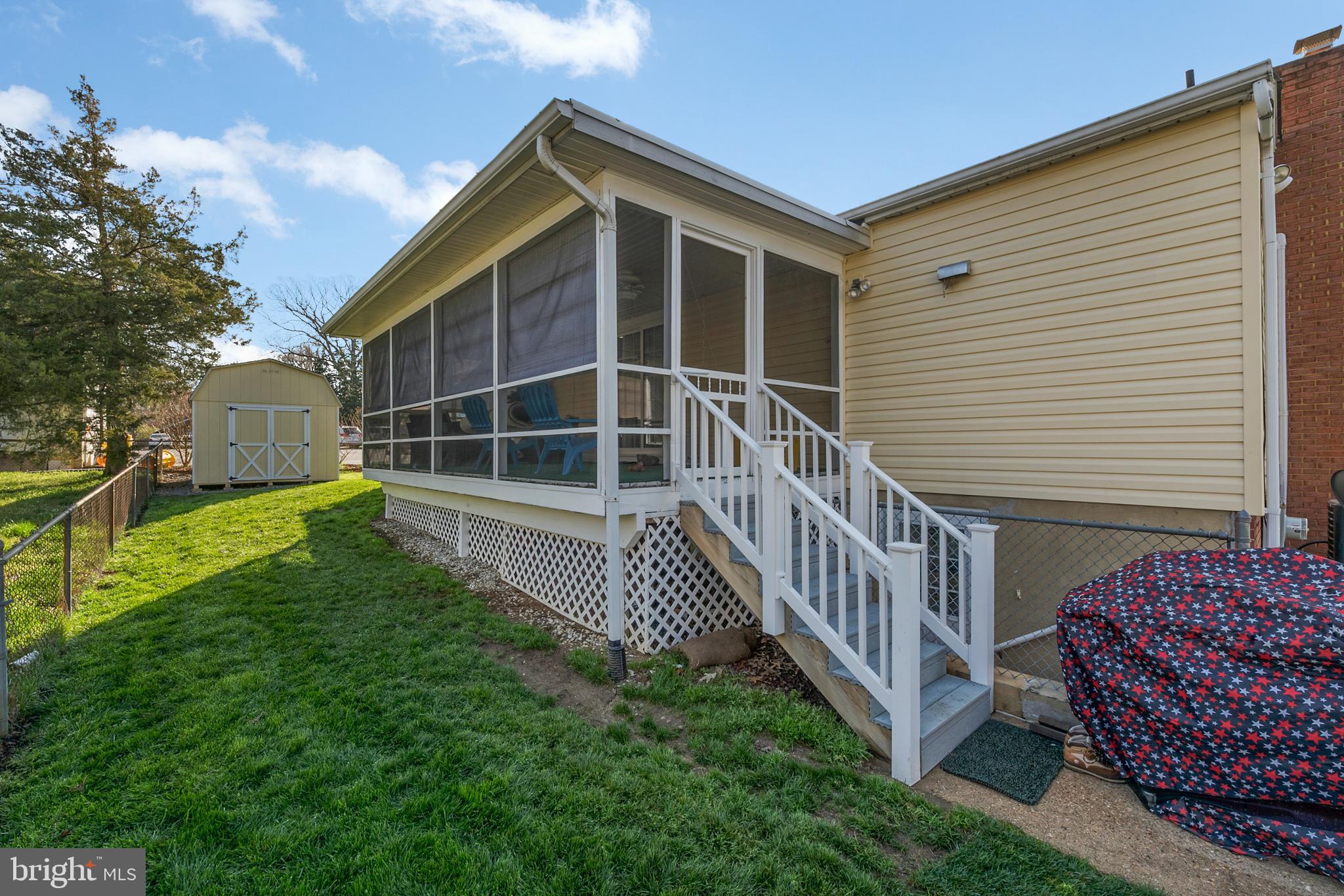 WOODLAND BEACH - Residential