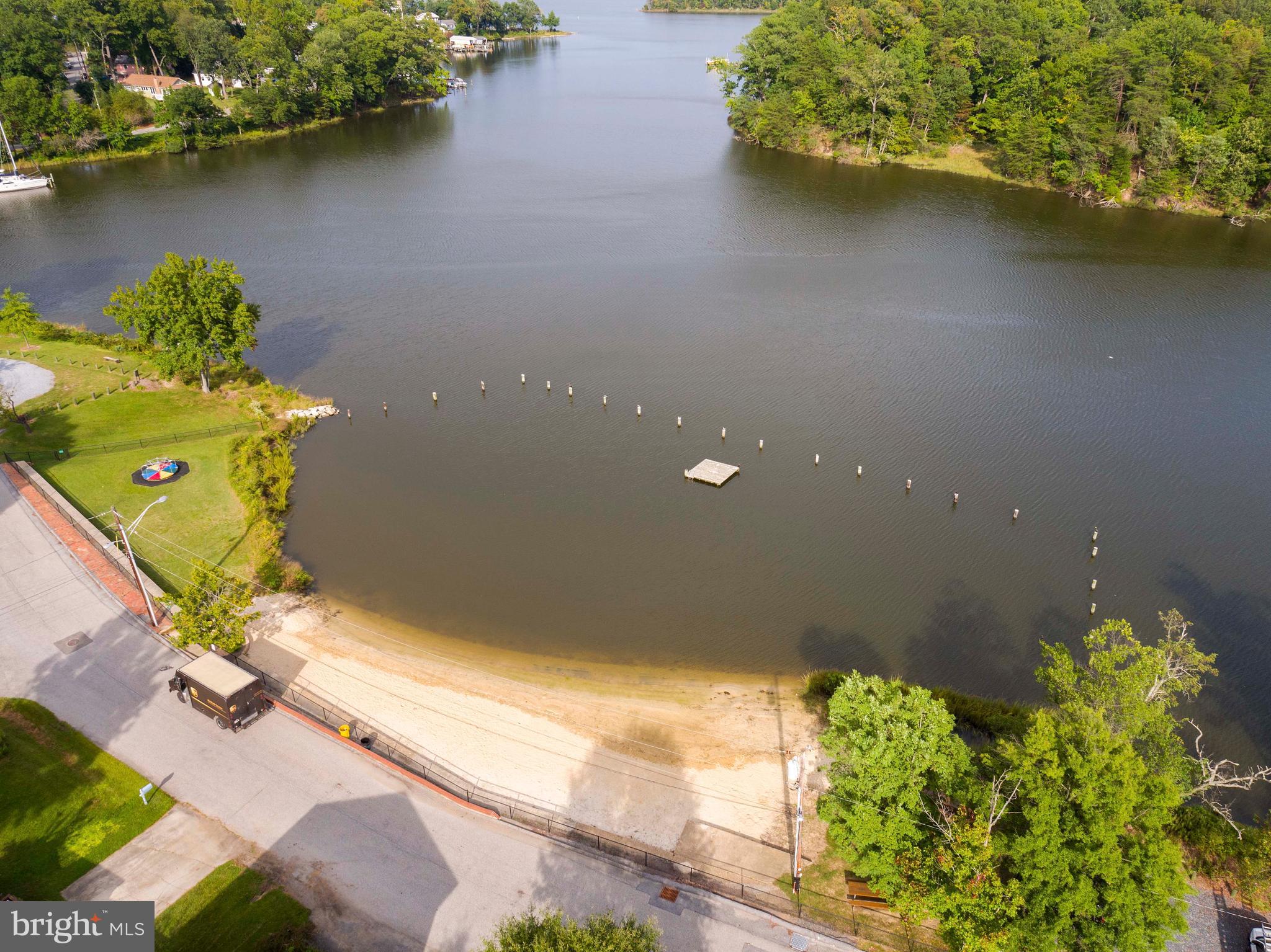 WOODLAND BEACH - Residential