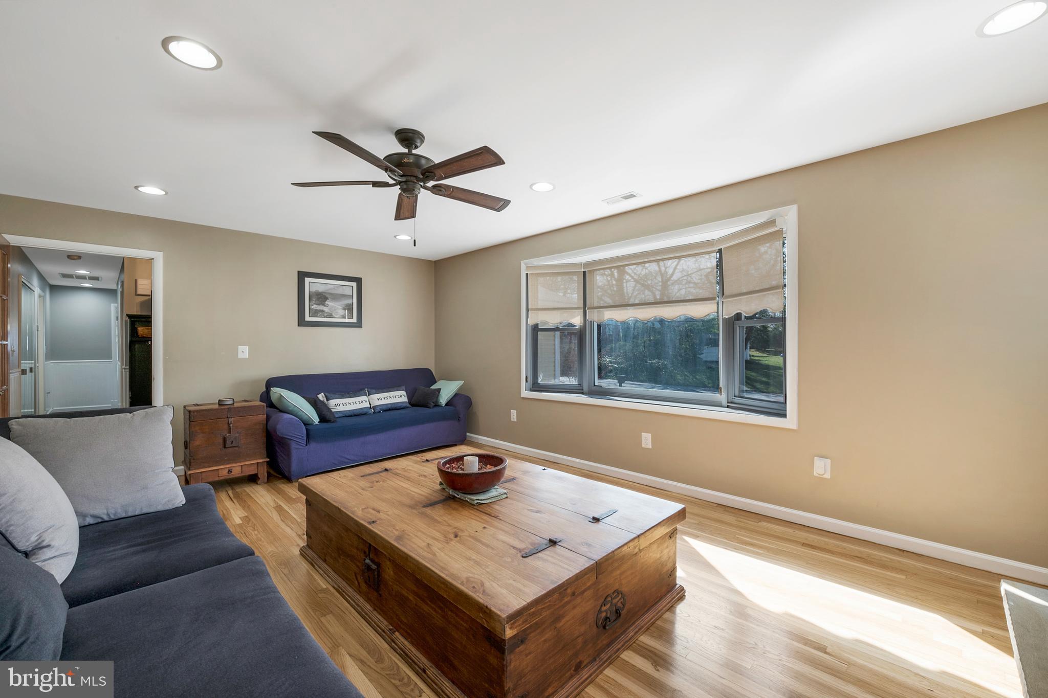 WOODLAND BEACH - Residential