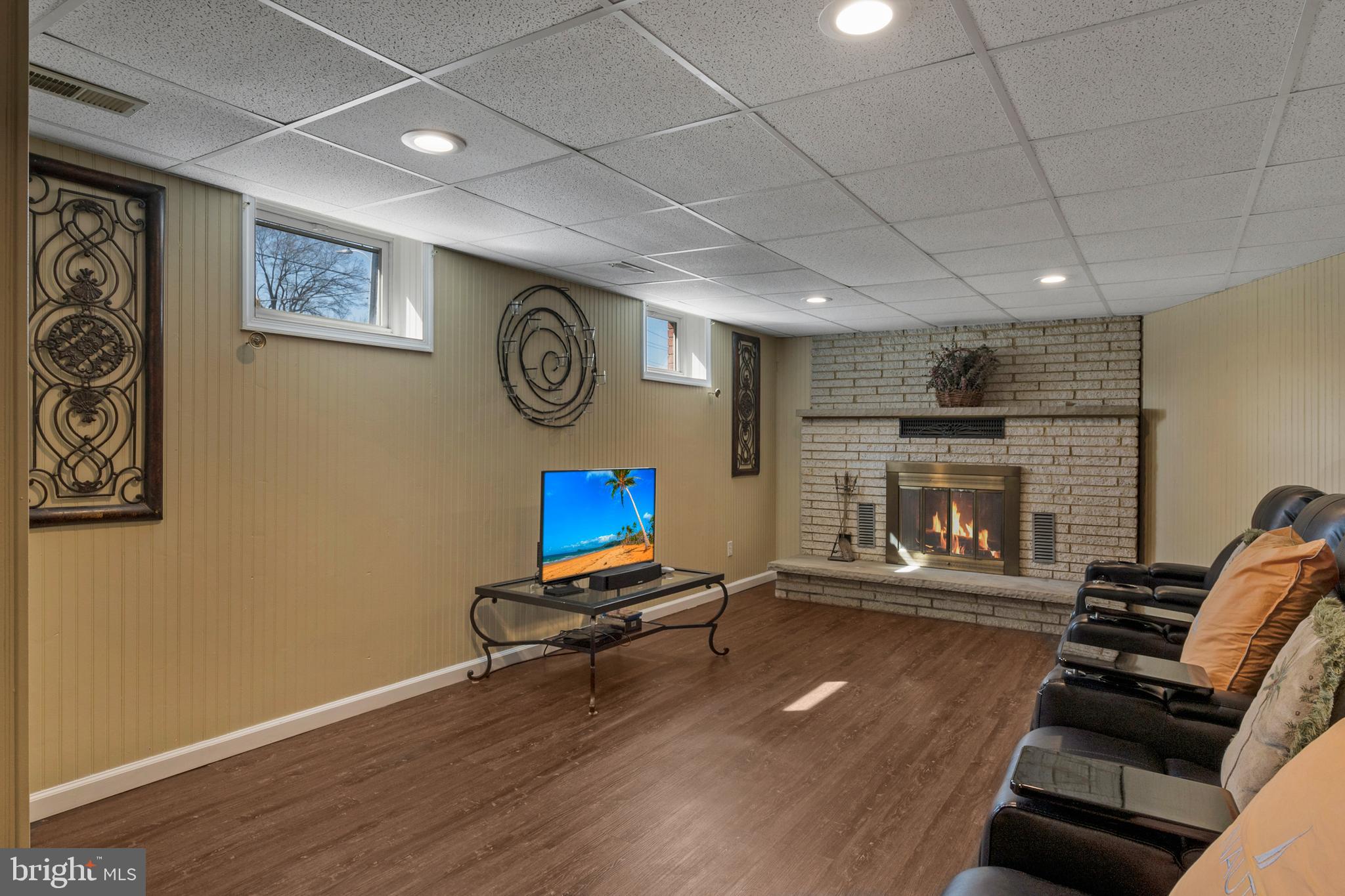 WOODLAND BEACH - Residential