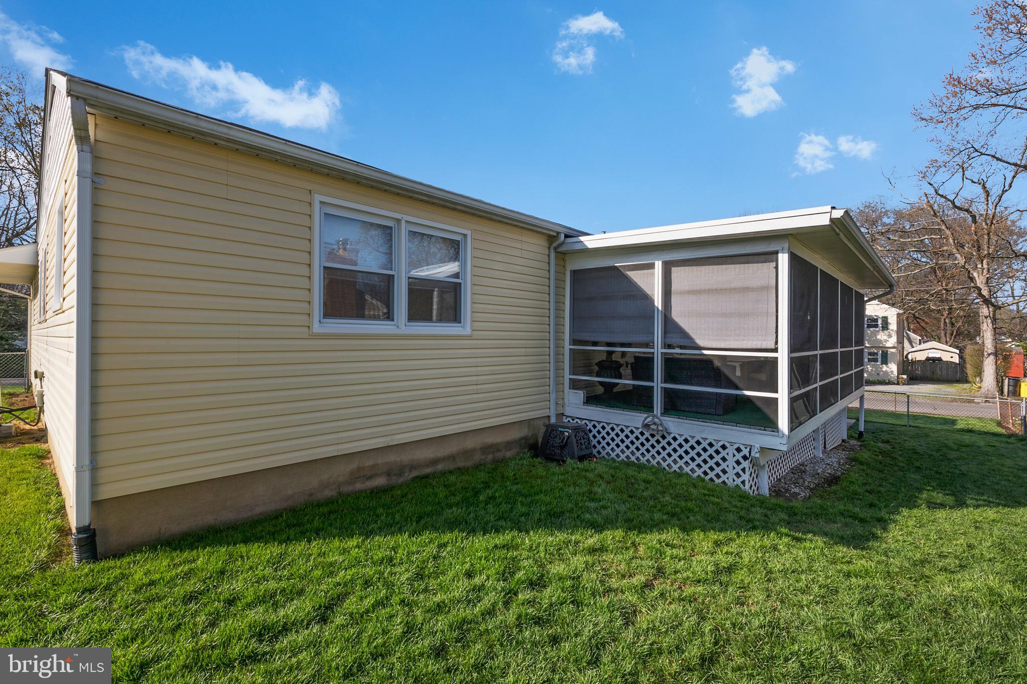 WOODLAND BEACH - Residential