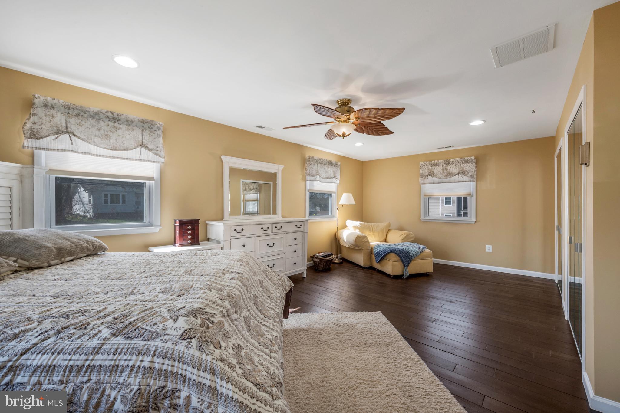 WOODLAND BEACH - Residential