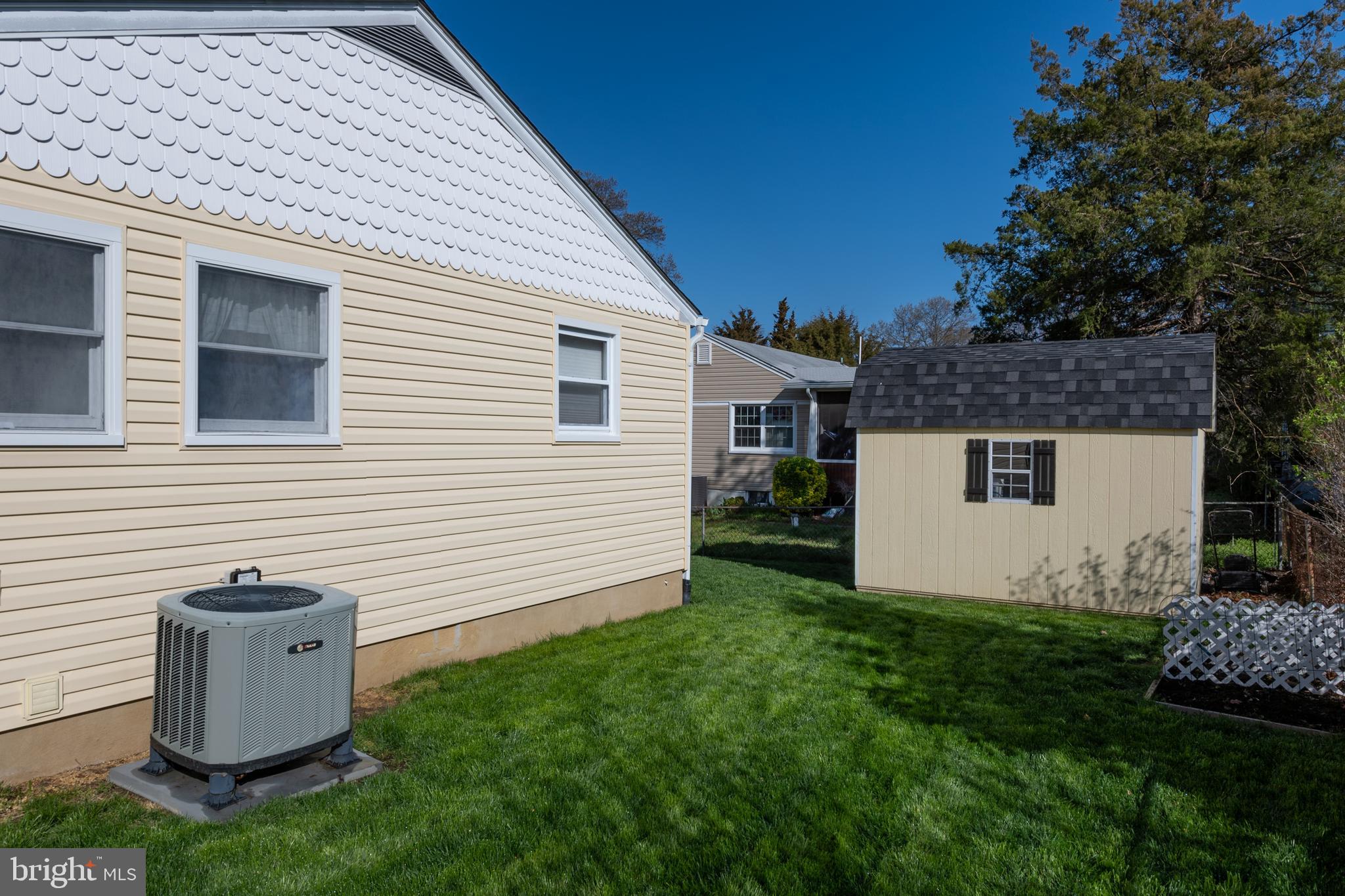 WOODLAND BEACH - Residential