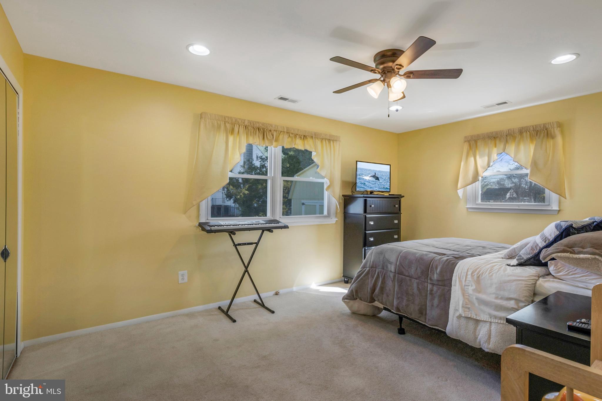 WOODLAND BEACH - Residential