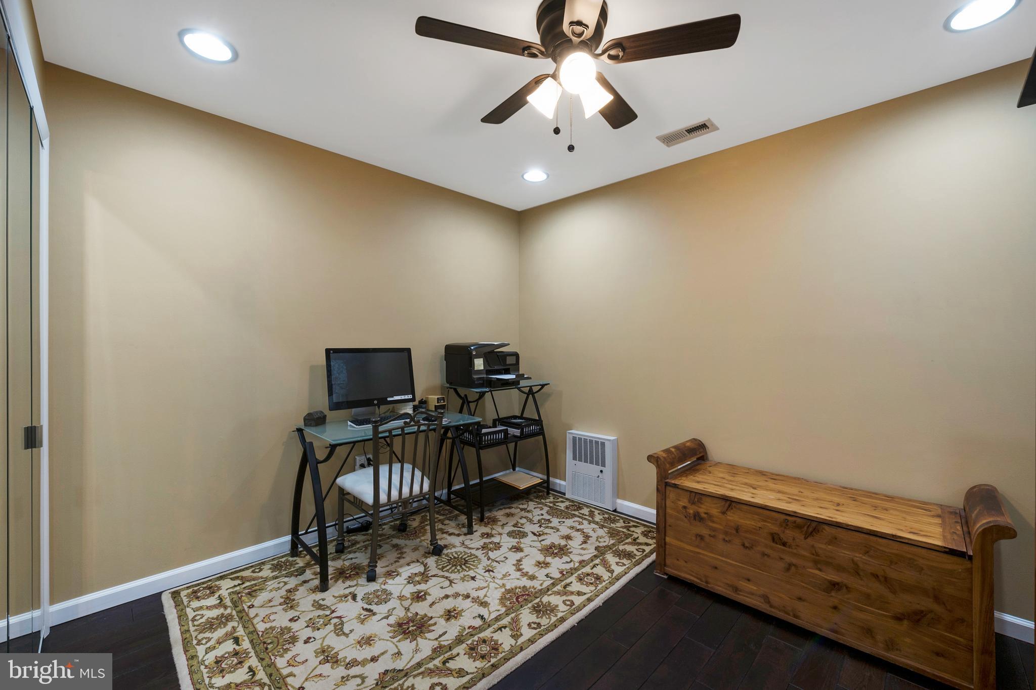 WOODLAND BEACH - Residential