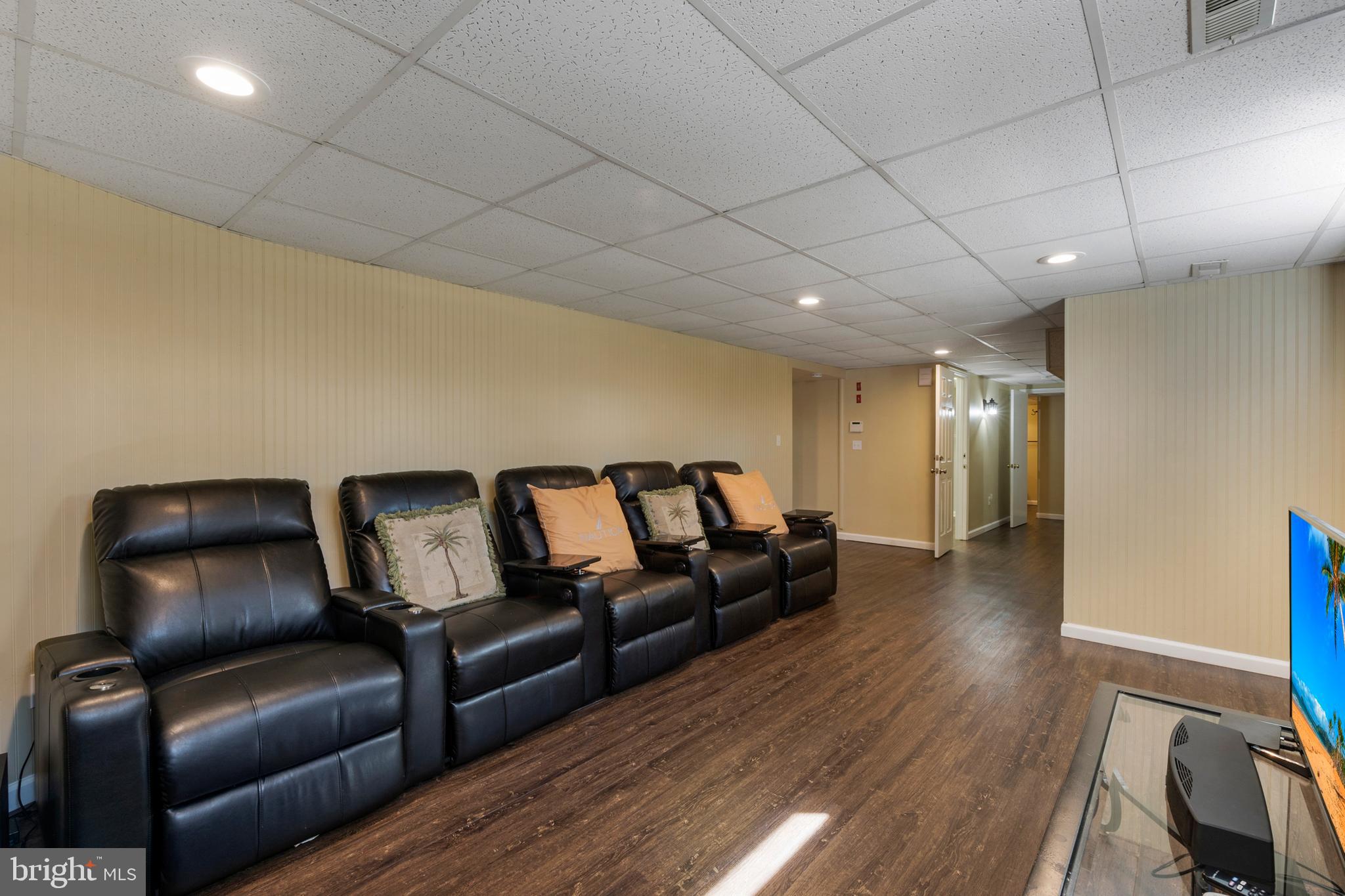 WOODLAND BEACH - Residential