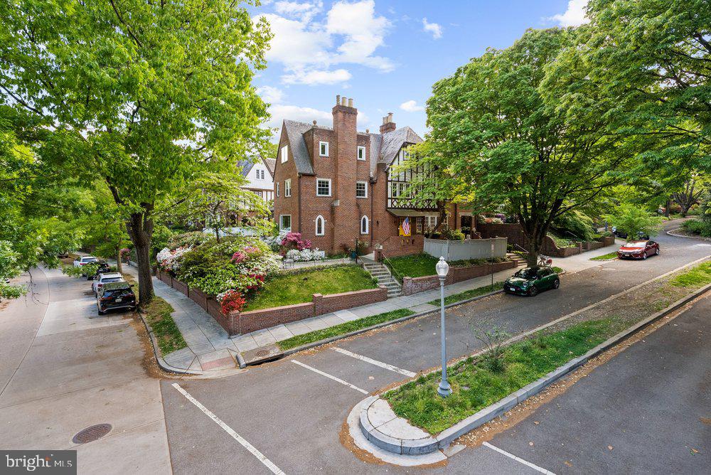 FOXHALL VILLAGE - Residential