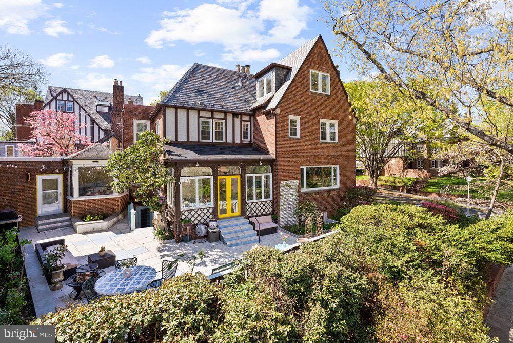 FOXHALL VILLAGE - Residential