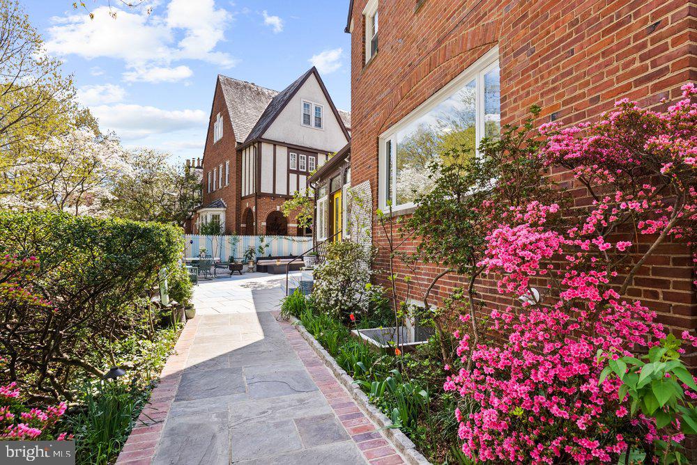 FOXHALL VILLAGE - Residential