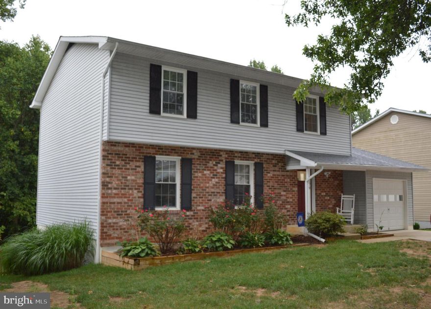 Very clean, roomy 4 bed, 2.5 bath home with an updated kitchen and large yard in the coveted community of Atlantis. Water access community with Broadneck schools and easy access to 50. Community amenities of large park, tot lot, pier, water access (kayaks, paddle board, canoe), trails, community activities like Halloween parade, Easter egg hunt ,etc.