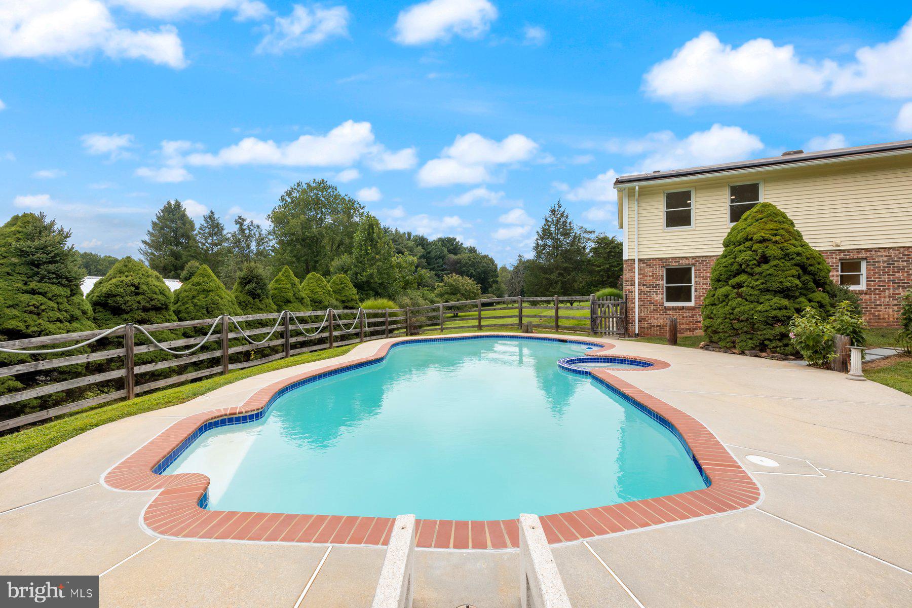 MUNCASTER MANOR - Residential