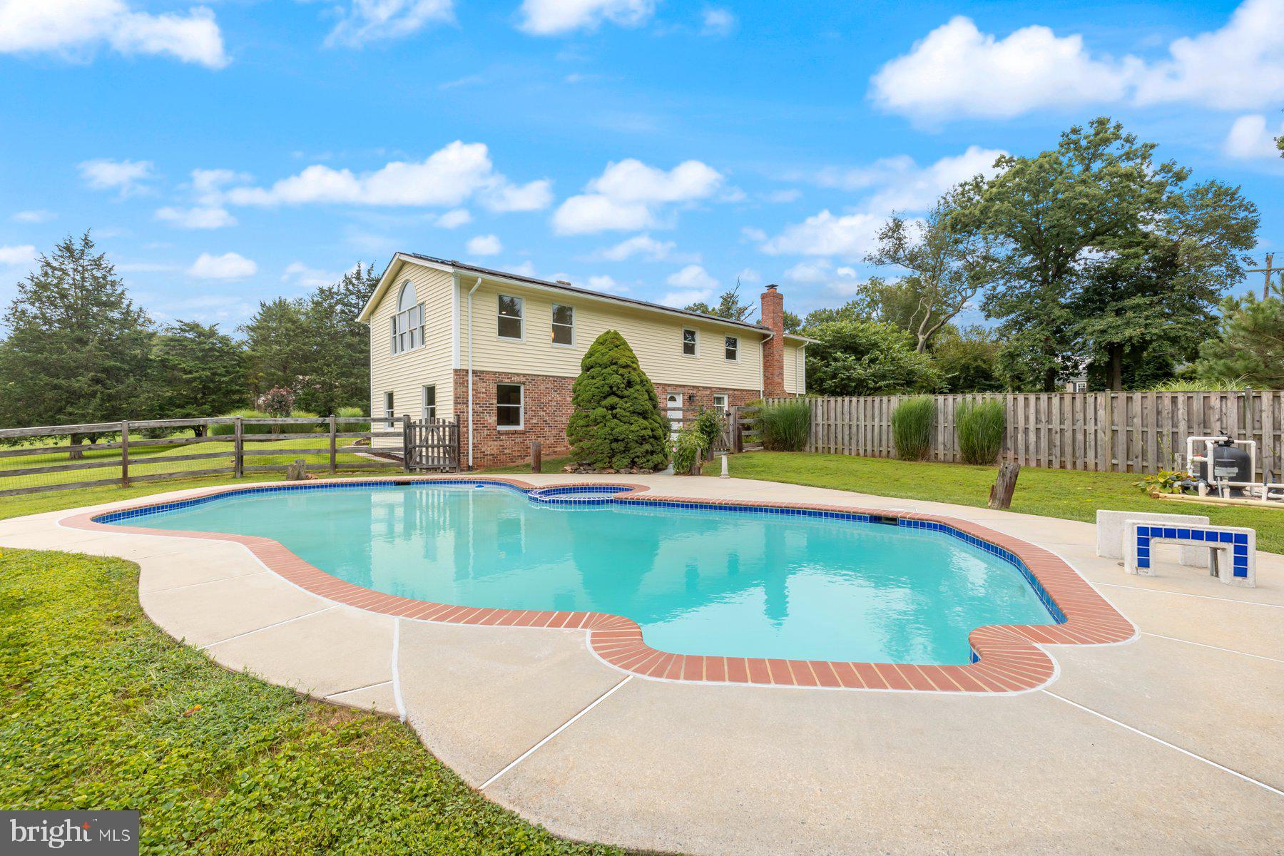 MUNCASTER MANOR - Residential