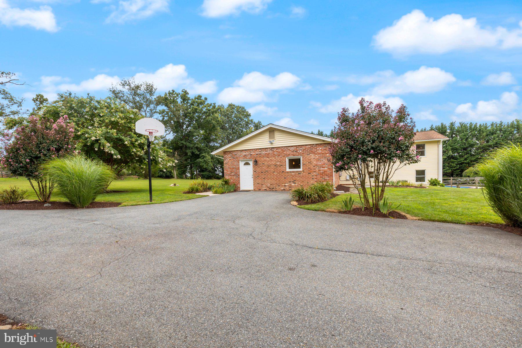 MUNCASTER MANOR - Residential