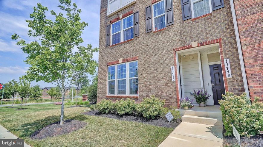 Stunning bright two level end unit 3BR condo in Discovery Square. Over 1500 square feet.
Garage with spacious driveway. Upgrades galore Open kitchen with upgraded modern cabinets granite
countertops, custom backsplash, stainless steel appliances, upgraded hardwood throughout main level,
Upgraded MBTH with granite vanity and double shower Neutral paint throughout. Upgraded neutral carpet
on Upper level . Laundry room with washing tub and upgraded cabinets. Meticulously maintained . Very
convenient location close to 28,59,267 shopping and silver metro