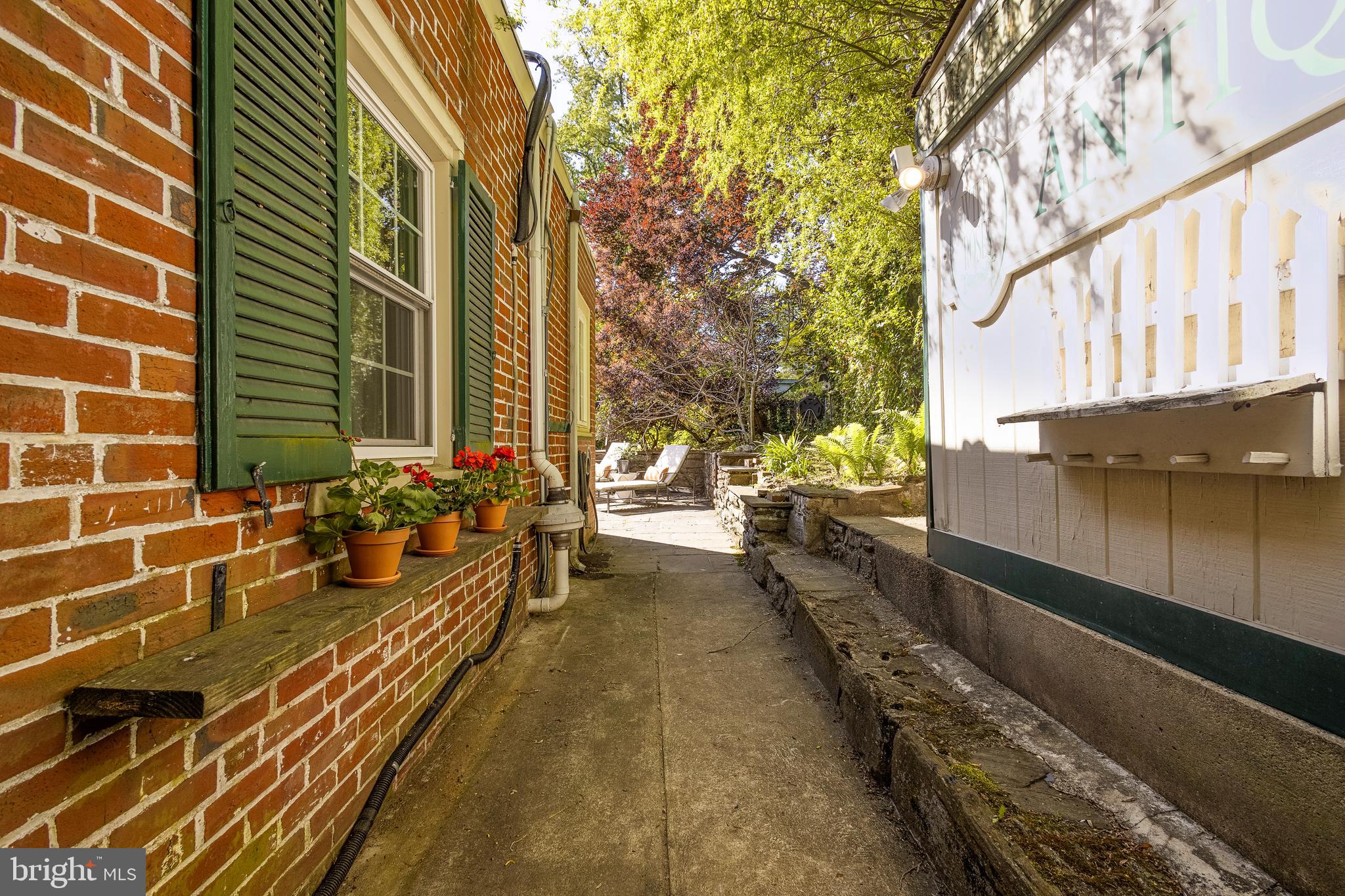 CHESTNUT HILL - Residential