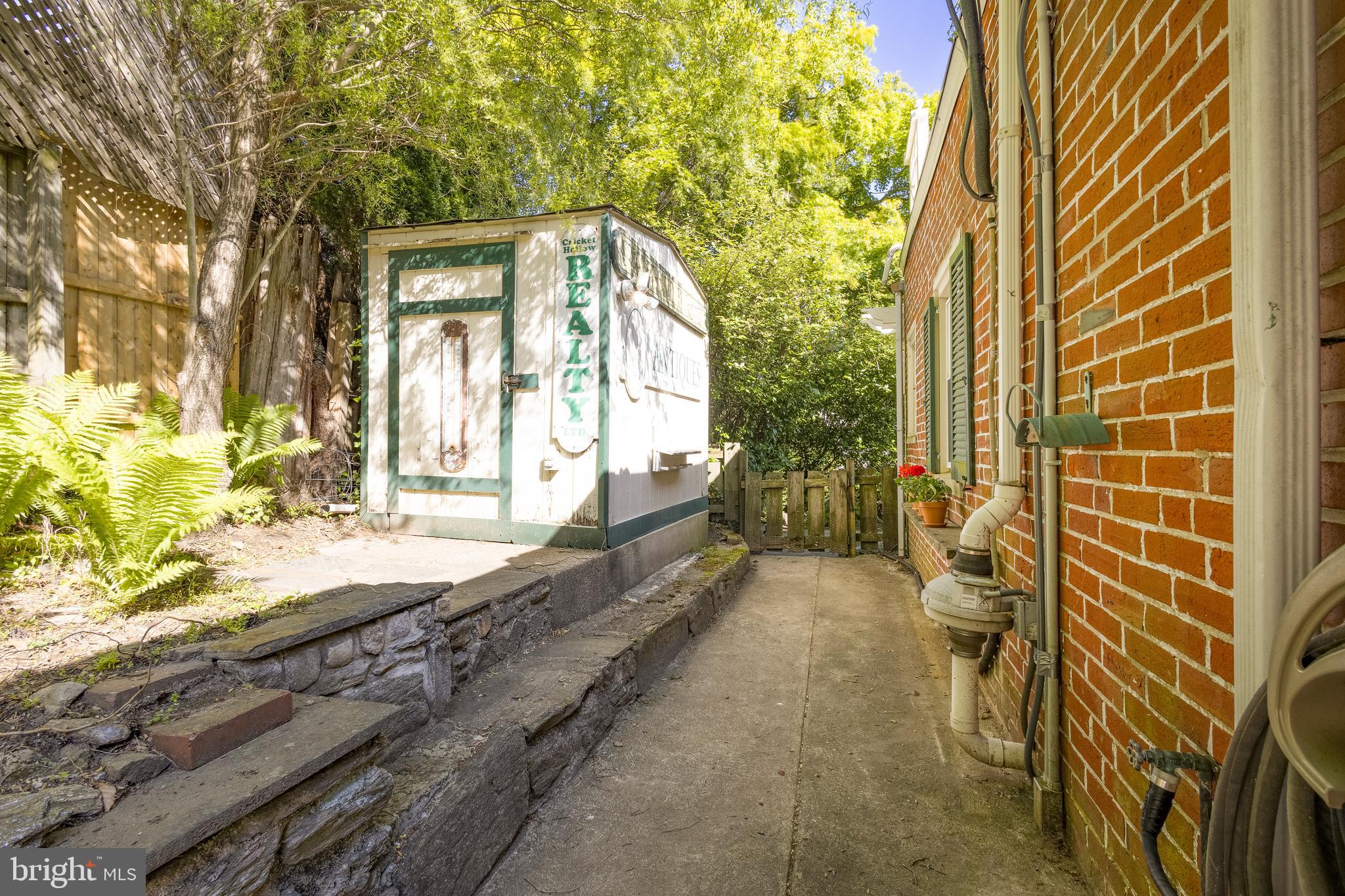 CHESTNUT HILL - Residential