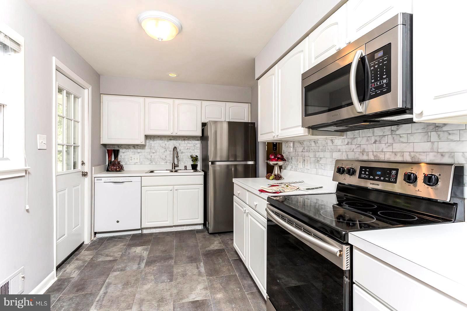 BROYHILLS MCLEAN ESTATES - Residential Lease