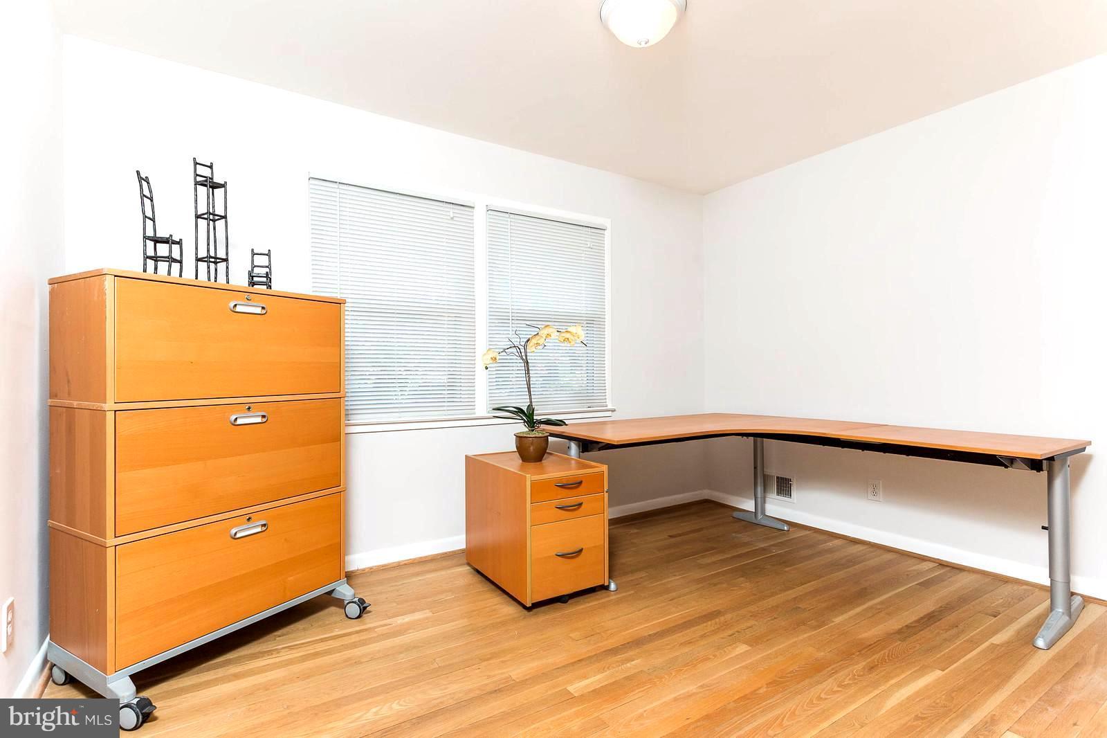 BROYHILLS MCLEAN ESTATES - Residential Lease